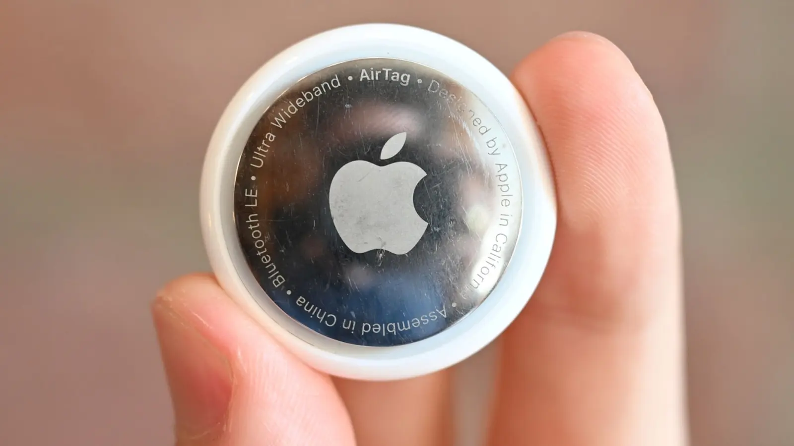 Apple peatas kaameraga AirTagi-suuruse seadme arenduse
