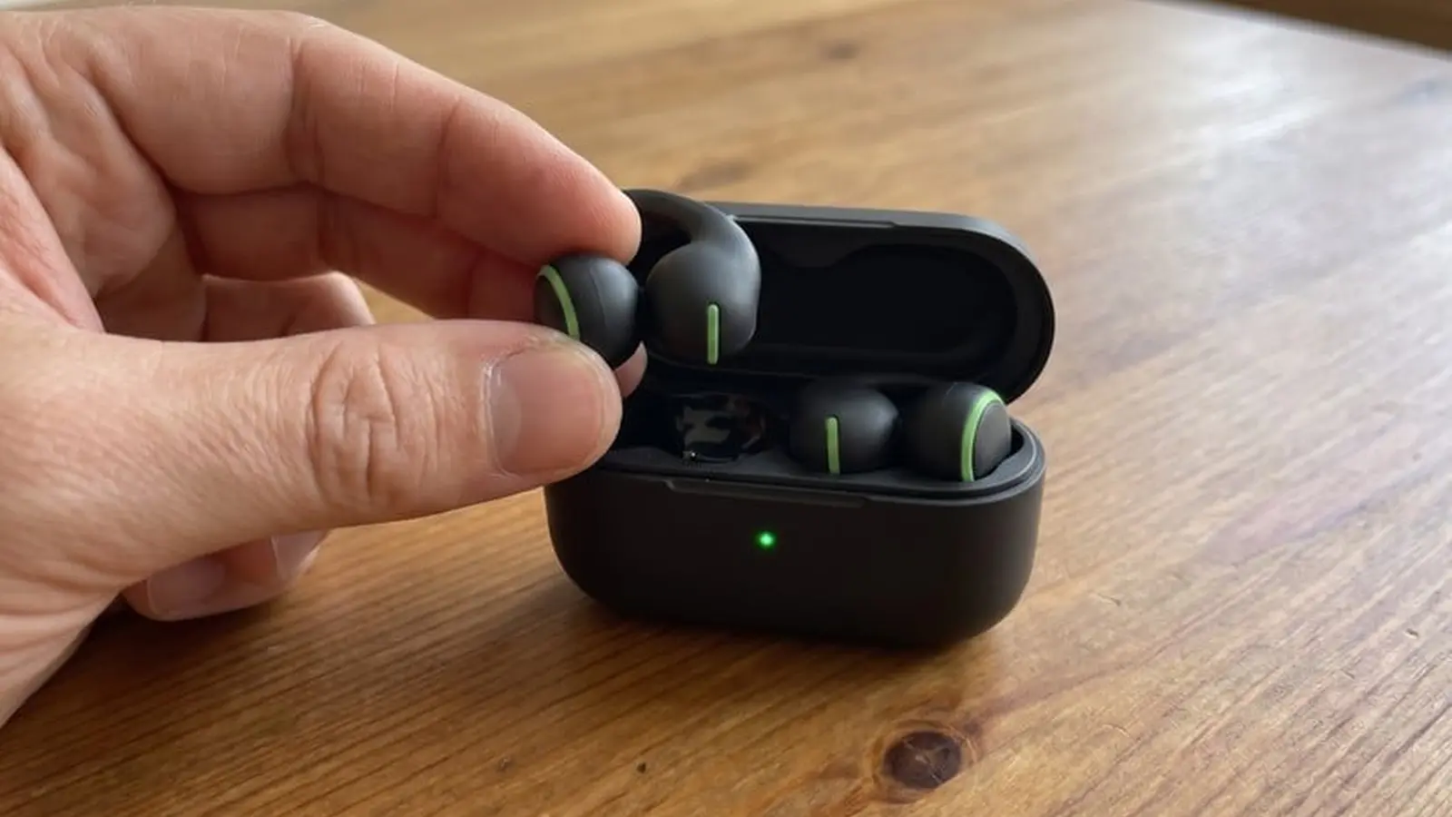 Lekkinud pildid näitavad Galaxy Buds On klambrikujundust