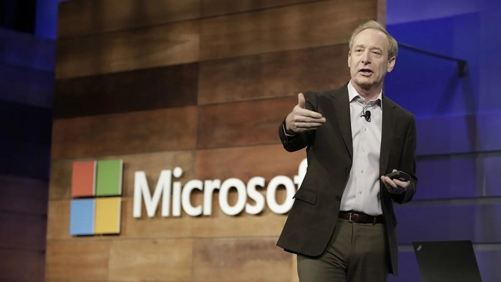 Microsoft viib kommunikatsiooni Brad Smithi alluvusse