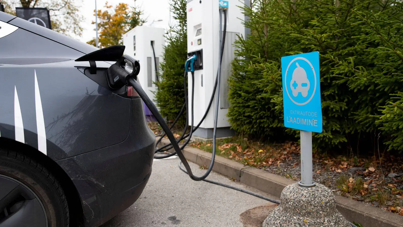 Eesti ei nõua suurte parklate kaabeldamist elektriautodele