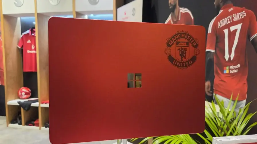 Microsofti Manchester Unitedi Surface Laptop loosiga