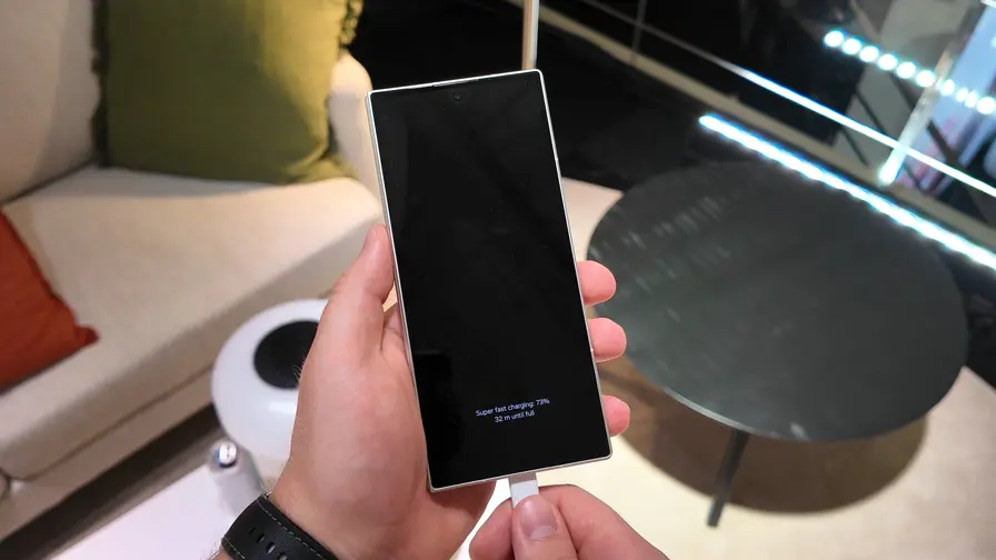Leke: Galaxy S27 Ultra laadib 60 W juures kiiremini